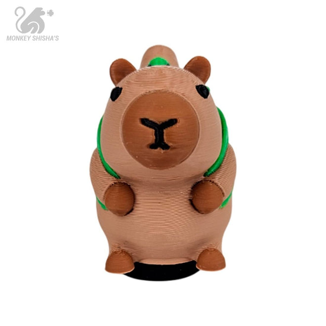 Boquilla 3D HC Capi: capibara marrón sentado con detalle verde alrededor del cuerpo sobre base negra - Monkey Shisha's